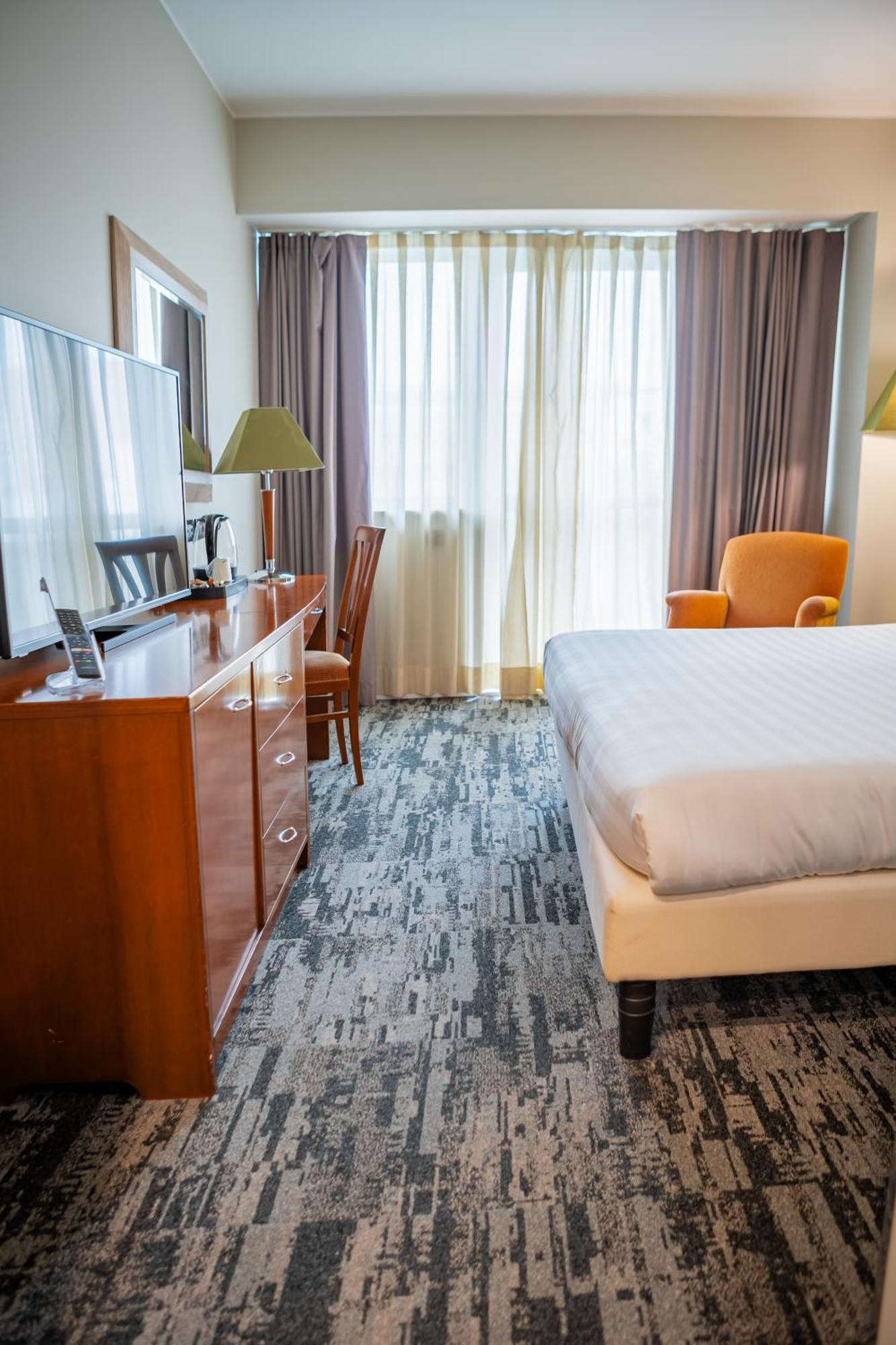 Hotel Mercure Leonardo Da Vinci Rome Airport 4*